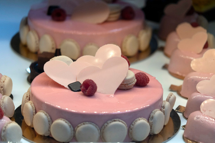Hearth shaped love cake detail